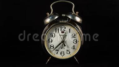 一个古老的时钟闹钟的反向延时停止运动会在黑色背景下计算时间